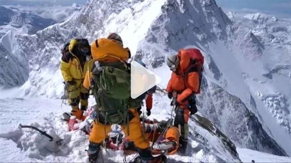 جثث ونفايات بالأطنان.. شاهد ماذا ظهر على جبل إيفرست مع تراجع الغطاء الثلجي حاول فريق من جنود الجيش النيبالي والشيربا من متسلقو الجبال والحمالين بإزالة النفايات والقمامة على طول الط