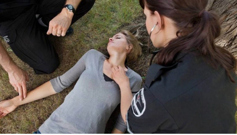 تأويلات ابن سيرين لتفسير حلم الاغماء تفسير حلم الاغماء، الإغماء هو نوع مؤقت من فقدان الوعي يحدث بسبب عدم وصول الدم إلى المخ بطريقة صحيحة، كما أن له العديد من الأسباب منها؛ الخوف وا