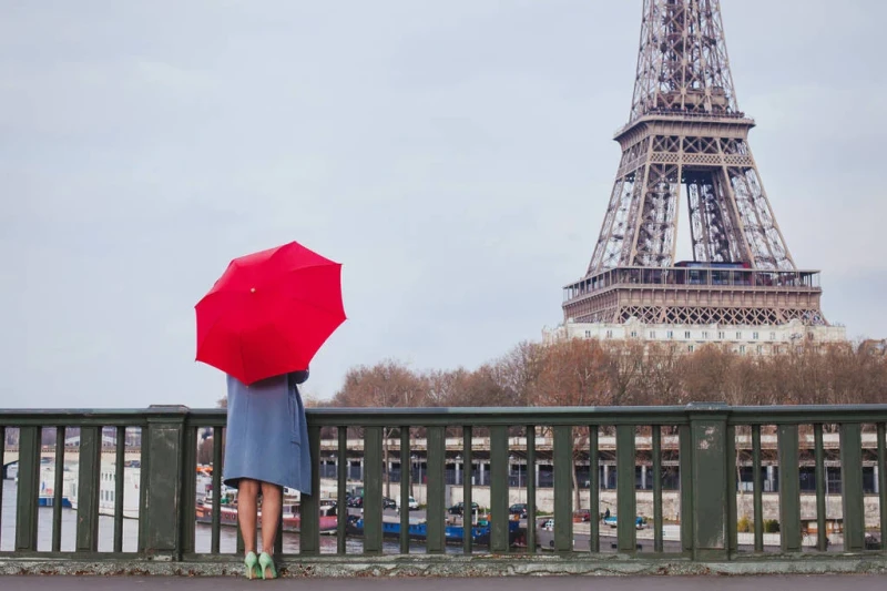 عمدة فرنسي يصدر قرارا بمنع المطر وطلوع الشمس تقرر أن يتوقف المطر عن الهطول منذ منتصف الشهر الحالي وطوال الشهرين المقبلين، على أن تحل محله قبلة خفيفة