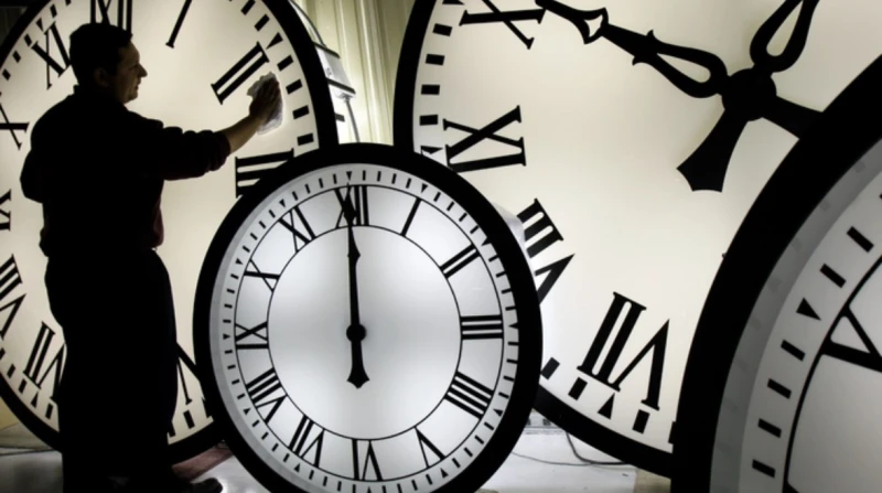 هل سيتم تغيير الساعة اليوم؟ تداولت في الفترة الاخيرة أقاويل عن احتمال إعادة التوقيت إلى النظام الشتوي، كما حدث العام الماضي، للمساهمة في عملية تخفيف