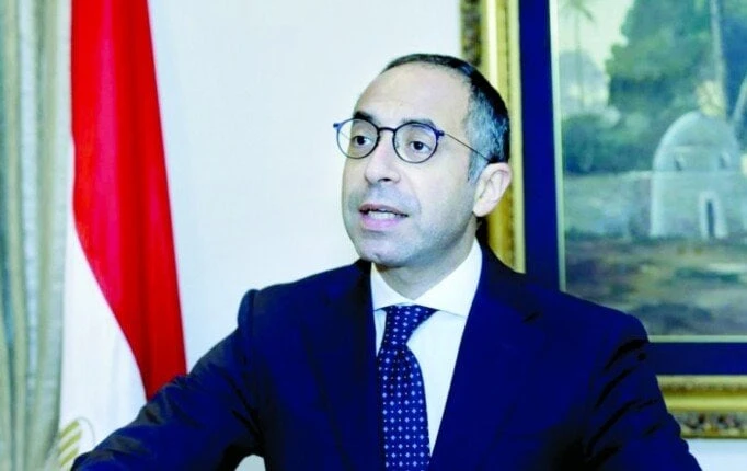 سفير مصر بالدوحة يكرم ويهنىء الطلاب المصريين الأوائل على الثانوية العامة القطريةكرم سفير مصر بالدوحة السفير عمرو الشربيني، الطالبة جنة محمد رزق