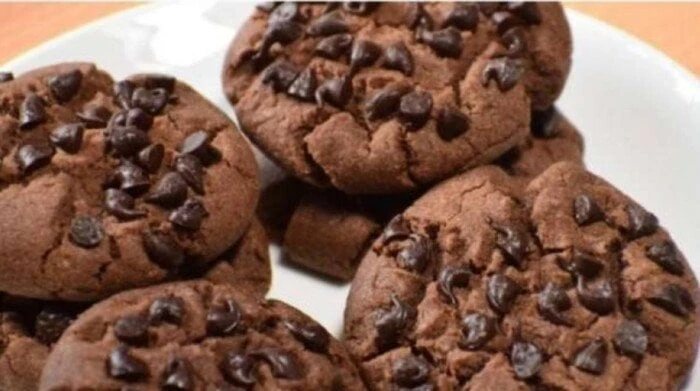 بخطوات بسيطة.. طريقة عمل الكوكيز في المنزل المقاديرهذه المقادير كافية لتحضير 24 قطعة من الكوكيز وتكفي حوالي 12 شخصا.2 كوب دقيق.2 كوب رقائق