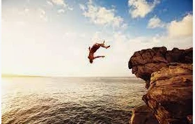 تعرف على تفسير حلم السقوط في البحر لابن سيرين تعرف على تفسير حلم السقوط في البحر لابن سيرين، من منا يكره البحر فجميعنا نعشق الذهاب إليه والتمتع بمياهه وشاطئه الساحر حيث الهدوء والر