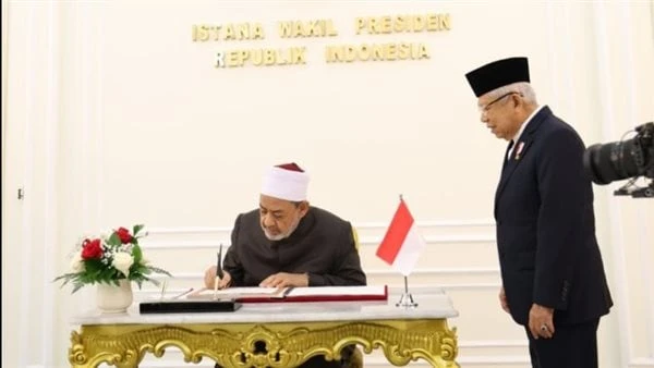 شيخ الأزهر يناقش سبل مواجهة ظاهرة الإسلاموفوبيا مع نائب رئيس إندونيسيا استقبل الدكتور معروف أمين، نائب رئيس جمهورية إندونيسيا، فضيلة الإمام الأكبر