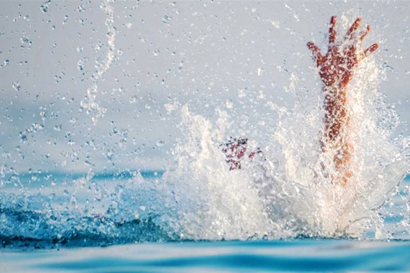 المايوه بيفرق في الغرق.. مدرب إسعافات أولية تحذر من ارتداء هذه الألوان (فيديو) قالت الدكتورة آية علاء الدين، مدرب إسعافات أولية، إن ألوان ملابس السباحة المايوهات مهمة في عمليات الإ