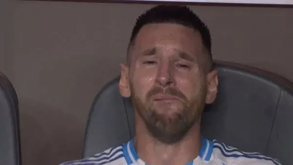 دموع ميسي تتكرر في أمريكا ما بين الإجبار على الإعتزال والوصول لعرش كرة القدم ميسي , حالة من البكاء لأسطوره المنتخب الأرجنتيى و لاعب فريق كرة القدم