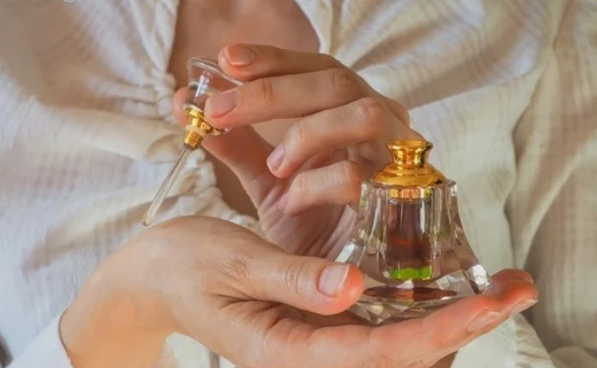 تعرف على تفسير دهن العود في المنام لابن سيرين والعصيمي و حلم دهن العود والمسك دهن العود في المنام، هل رؤية دهن العود تبشر بالخير أم تنذر بالسوء؟ وما