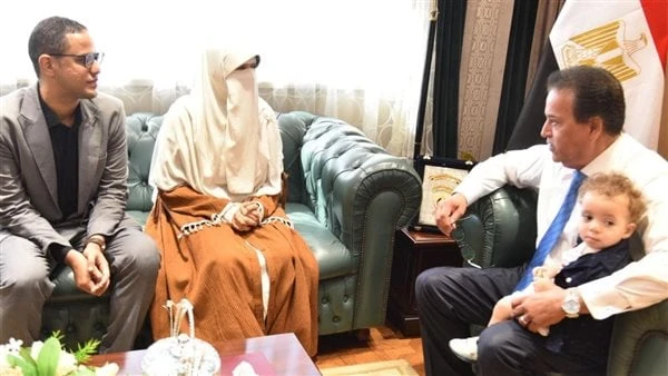 مكتبي مفتوح لكل المنظومة.. وزير الصحة يستقبل طبيبة مستشفى المراغة وأسرتهااستقبل الدكتور خالد عبدالغفار نائب رئيس مجلس الوزراء ووزير الصحة والسكان،