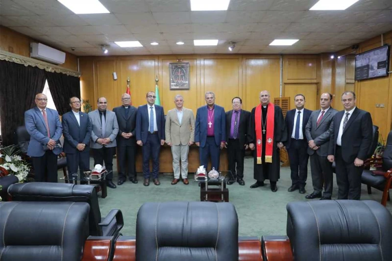 رئيس الطائفة الإنجيلية يلتقي محافظ الإسماعيلية ويشارك برسامة وتنصيب قس وشيوخ قام الدكتور القس أندريه زكي، رئيس الطائفة الإنجيلية بمصر، أمس الإثنين،