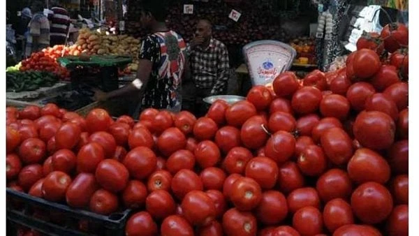 التموين تطرح كيلو الطماطم ب 17 جنيها وهذا سعر البطاطستواصل وزارة التموين والتجارة الداخلية طرح الخضراوات والفاكهة بأسعار مخفضة في منافذ المجمعات