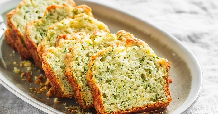 طريقة تحضير كيكة الزعتر الأخضر المقادير البيض : 3 حبات الزيت : كوب دقيق : 3 اكواب الزعتر الأخضر : كوب جبن موزاريلا : كوب (مبشور) بيكنج بودر : 2 ملعقة كبيرة حب البركة : حسب الرغبة ط