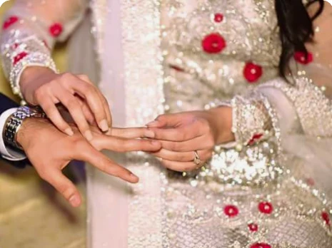 حلمت أني انخطبت من شخص لا أعرفه لابن سيرين؟ و الخطوبة من تحبه و من شخص معين حلمت أني انخطبت من شخص لا أعرفه ، تأتي الكثير من الدلالات التي ترتبط بحلم الخطوبة فأحيانا يجد الشخص خطبت