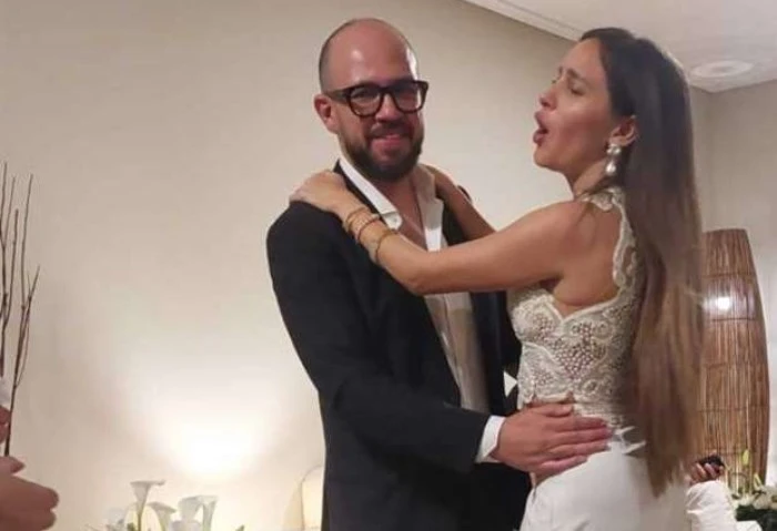 أحمد حافظ يكشف سبب بكاء جميلة عوض في أول يوم بعد زفافها (فيديو) كشف المونتير أحمد حافظ، عن تفاصيل بكاء زوجته الفنانة جميلة عوض في أول يوم زفاف وذلك