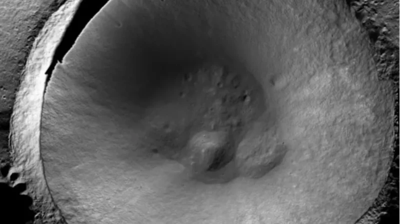 القمر منور.. كاميرا متطورة تكشف الأماكن المعتمة على سطحه في إنجاز علمي غير مسبوق، نشرت وكالة الفضاء الأمريكية ناسا، صورا جديدة للقمر التقطتها كاميرا