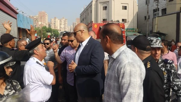 محافظ القليوبية يتفقد مكان حريق معرض ملابس بنها ويوجه بتشكيل لجنة للتحقيق وتعويض أصحاب المحلات تفقد المهندس أيمن عطية، محافظ القليوبية، اليوم، مكان