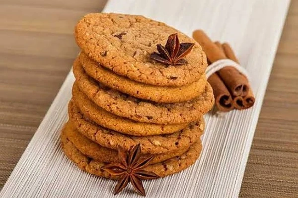 وصفة سهلة لعمل البسكوت بالقرفة.البسكوت بالقرفة من الحلويات الشهيرة التي تتمتع بطعمها الرائع والمميز. يعتقد أن أصل البسكوت بالقرفة يعود إلى العصور الوسطى في أوروبا.حيث كان يستخدم كن