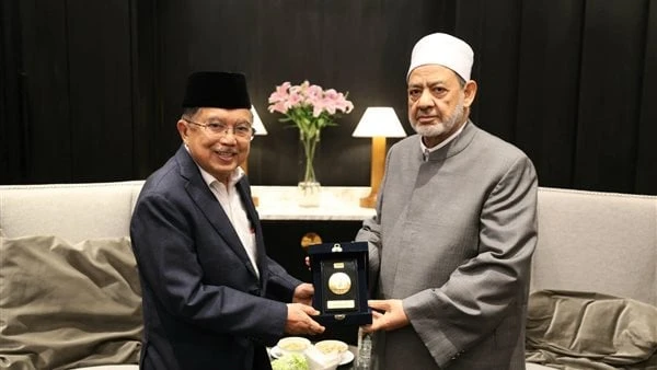 شيخ الأزهر يستقبل رئيس مجلس المساجد الإندونيسي ويناقشان سبل تعزيز التعاون استقبل فضيلة الإمام الأكبر الدكتور أحمد الطيب، شيخ الأزهر الشريف، رئيس مجلس