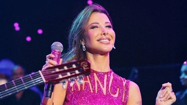 بفستان مكتوب عليه اسمها.. نانسي عجرم تثير الجدل بإطلالتها في حفلها بلبنانشاهد أحيت النجمة اللبنانية نانسي عجرم حفلا غنائيا في مهرجان بيبلوس في لبنان