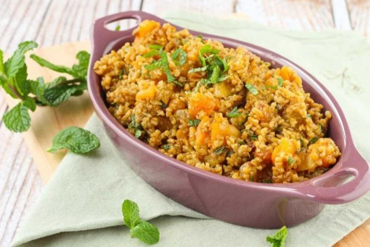 طاجن السمك بالفريك بطريقة سهلةالمقادير سمك الفيليه : 500 غراما (مقطع إلى قطع صغيرة) الفريكة : كوب (مطحونة ومغسولة ومنقوعة بالماء البارد لمدة 30 دقيقة