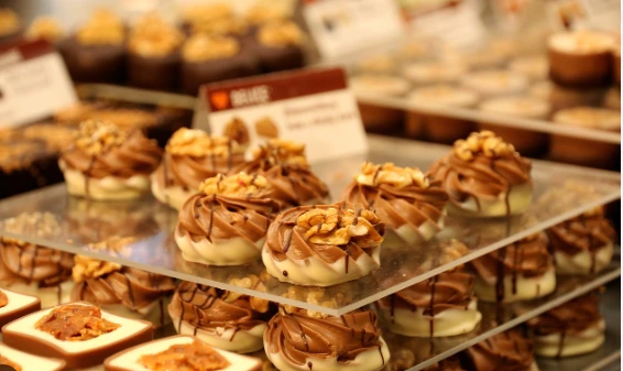 ما هو تفسير حلم أكل الحلوى لابن سيرين؟ تفسير حلم أكل الحلوى، هل رؤية أكل الحلوى تبشر بالخير أم تنذر بالسوء؟ وما هي التفسيرات السلبية لأكل الحلوى في