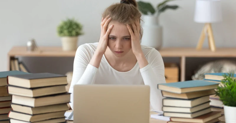 التكنولوجيا أصابت الانسان بعدم التركيز : اطمن مش معدي يعيش الكثير منا أياما يشعر فيها بالتشتت وصعوبة التركيز، ولكن هذا الشعور ليس مقتصرا على شخص محدد أو مجموعة معينة، فقد أظهرت الد