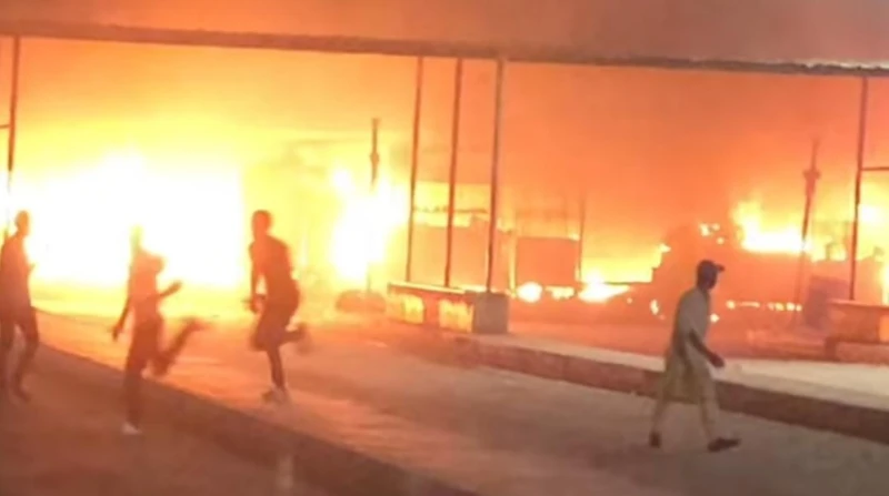 حريق هائل في عدد من المحال التجارية بموقف السلام الجديد اندلع حريق هائل في عدد من المحال التجارية بموقف السلام، التابع لدائرة قسم شرطة السلام