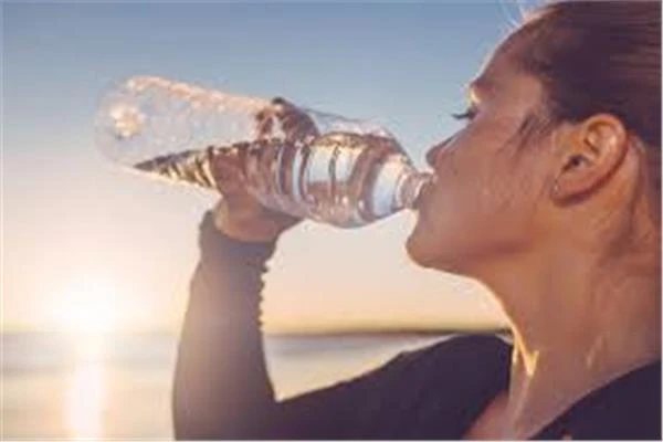 طبيبة توصي بمشروب بديل للمياه يمنح الترطيب في الطقس الحار متفرقات شاهد المقال التالي من صحافة مصر عن طبيبة توصي بمشروب بديل للمياه يمنح الترطيب في