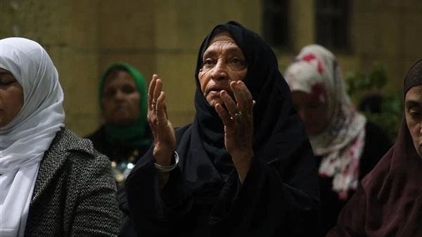 ضوابط إمامة المرأة للنساء في الصلاة .. تعرف عليهاقالت دار الإفتاء المصرية، إن أداء الصلاة في جماعة من شعار الإسلام، ومن شيم الصالحين الكرام؛ فقد أعلى