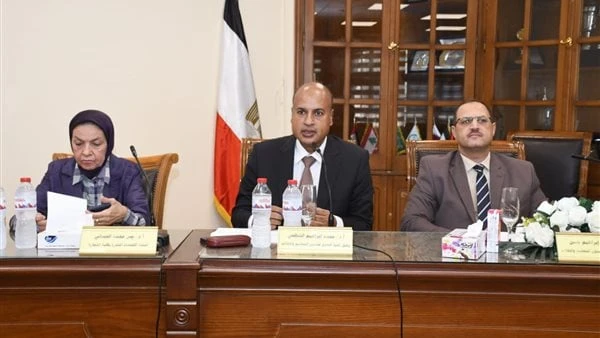 ندوة الأزمة الإقتصادية وكيفية مواجهتها بجامعة عين شمسنظم قطاع شئون التعليم والطلاب بجامعة عين شمس، بالتنسيق مع الإدارة العامة لرعاية الشباب وإدارة