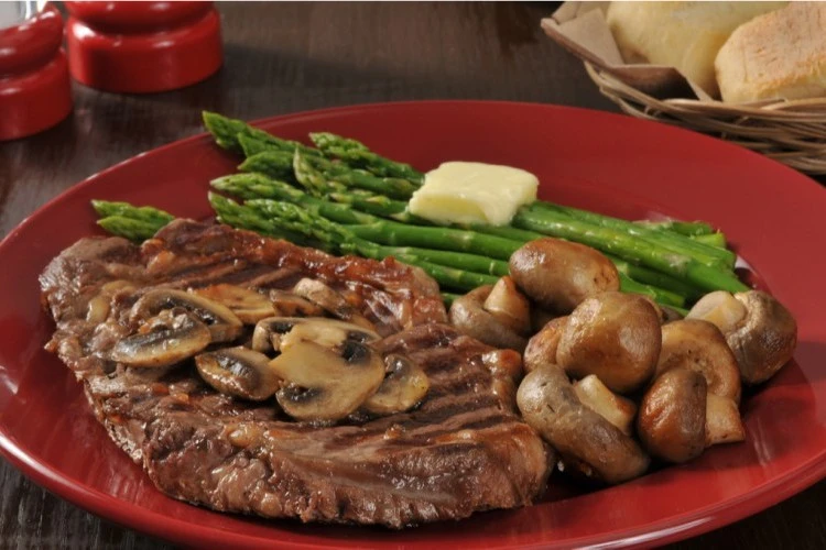 ستيك بالمشروم بطريقة سهلةالمقادير صوص المشروم :الفطر : ربع كوب (مقطع شرائح)البصل : 2 ملعقة كبيرة (مفروم)الثوم : 3 فصوص (مهروس)بودرة الثوم : ملعقة صغيرةملح : نصف ملعقة صغيرةفلفل أسو