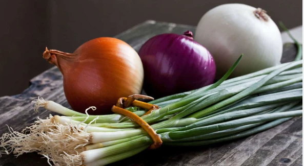 رؤية الثوم والبصل في المنام رؤية الثوم والبصل في المنام، إن رؤية البصل والثوم من الرؤى التي دار عليها خلاف كبير بين الفقهاء، ومع ذلك فهناك إتفاق بين