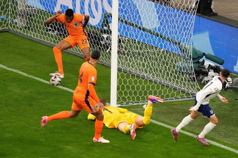 يورو 2024.. تعادل مثير بين إنجلترا وهولندا في الشوط الأول انتهت أحداث الشوط الأول المثير من مباراة إنجلترا وهولندا، بنتيجة التعادل الإيجابي بهدف لكل فريق. حيث أحرز النجم هاري كين ه