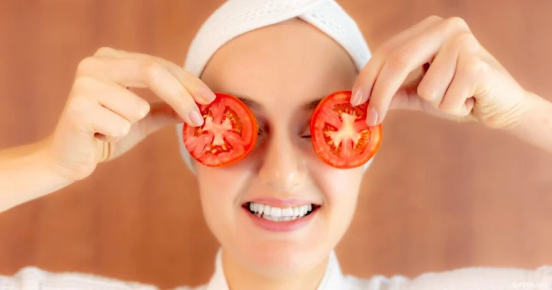 فوائد عصير الطماطم للبشرة.تعتبر الطماطم كنز الجمال لكل امرأة، لأنها تساعد في علاج الكثير من مشاكل الجلد والبشرة، وهذا يرجع إلى احتوائها على بعض