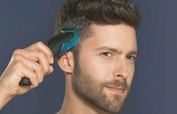 ما هو تفسير حلاقة الشعر في المنام لابن سيرين؟ حلاقة الشعر في المنام، تعد حلاقة الشعر في الحلم من الأمور التي تحمل دلالات متنوعة فلا يمكن أن نركز على السعادة أو الحزن في معنى الحلم