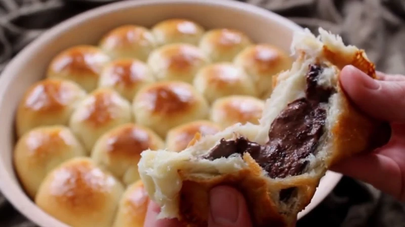 هتعمليها كل يوم طريقة عمل خلية النحل بحشوة الشوكولاتة بمذاقها الشهي وعجينتها الهشة تعتبر خلية النحل من أفضل المعجنات المشهورة التي يحبها الكبار