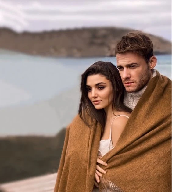 رواية في حضن الصقر كاملة جميع الفصول بقلم مروي موسي عندما نزل صقر من غرفته وجد تلك الفتاة جالسه مع والدته وقف صقر علي السلم صقر بصوت عالي : مين اللي طلع الحيوانه ديوقع الاكل من يد 