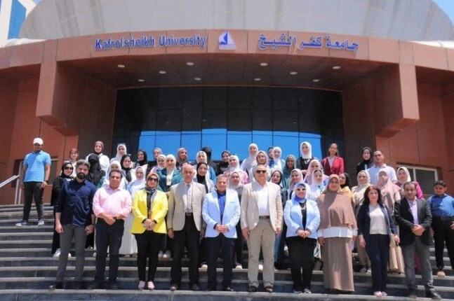 جامعة كفر الشيخ تكرم طلاب كلية التربية النوعية لتحويل سور ميدان الجامعة إلى لوحة فنية منوعات الاسبوع شاهد المقال التالي من صحافة مصر عن جامعة كفر