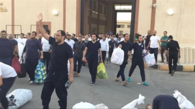 بالأسماء.. إخلاء سبيل 79 متهما في قضايا سياسية أعلن المحامى خالد علي، اتخاذ نيابة أمن الدولة قرارا بإخلاء سبيل 79 متهما في قضايا سياسية متنوعة.ونشر