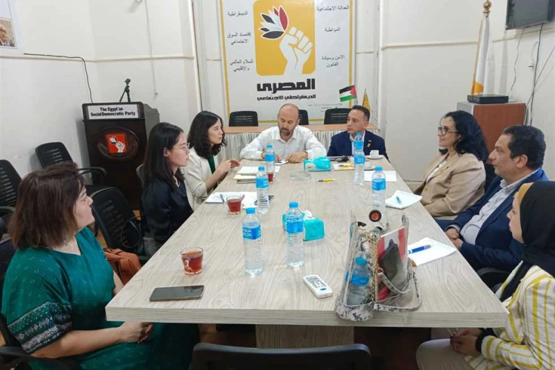 المصري الديمقراطي يستقبل الوزير المفوض للسفارة الصينية بالقاهرة استقبل المهندس باسم كامل، الأمين العام للحزب المصري الديمقراطي الاجتماعي والدكتور