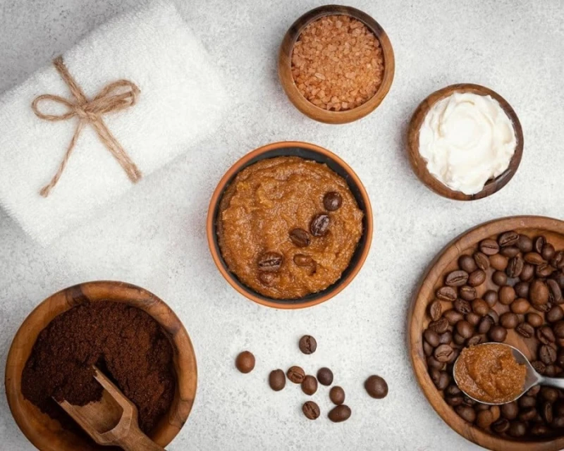 ماسك القهوة للبشرة .. تعرفي على فوائدهبعيدا عن رائحتها المنعشة ومذاقها، للقهوة فوائد جمالية لا يمكن تجاهلها إطلاقا، لا سيما في تقشير البشرة والتخلص