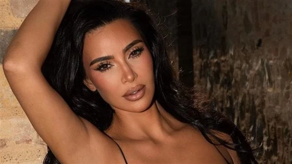 جرأة وأنوثة.. كيم كارداشيان تثير ضجة في أحدث إطلالةشاركت النجمة العالمية كيم كاردشيان متابعيها بأحدث إطلالاتها عبر حسابها الشخصي بموقع تبادل الفيديوهات والصور إنستجرام.وبدت كيم كار