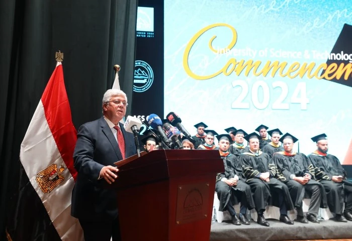 وزير التعليم العالي: استثمارات الدولة بمدينة زويل بلغت 4 مليارات جنيه شهد الدكتور أيمن عاشور وزير التعليم العالي والبحث العلمي، حفل تخرج الدفعة الثامنة في المسار العلمي (كلية علوم)