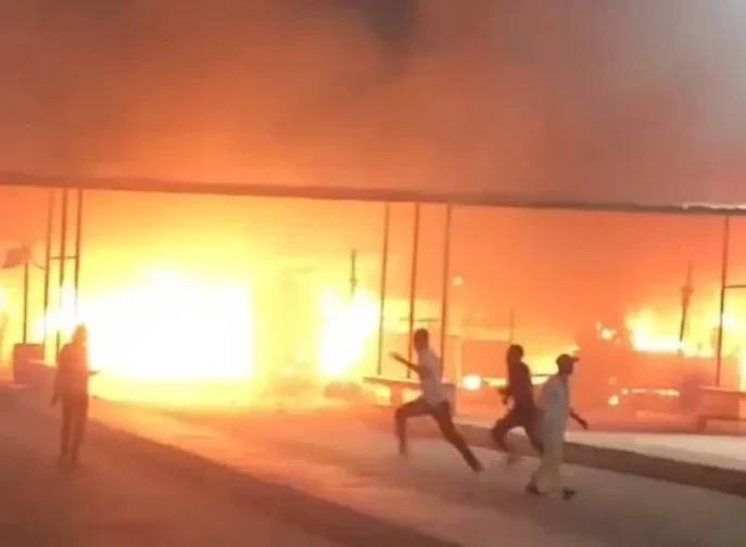 الناس بتجري من شدة النار: محلات موقف السلام ولعت الناس بتجري من شدة النار: محلات موقف السلام ولعتواليكم الخبرنشب منذ قليل حريق ضخم داخل عدد من المحال