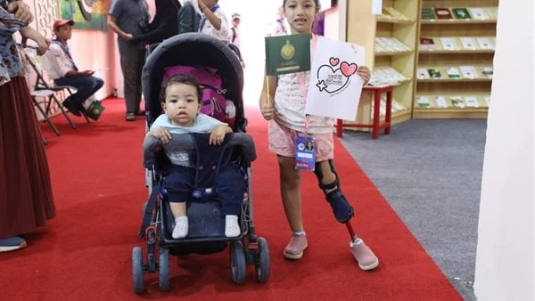 جناح الأزهر يرسم البسمة على وجه الطفلة حور في معرض الإسكندرية للكتاب.. صوروسط إقبال الجمهور على جناح الأزهر بمعرض الكتاب بمكتبة الإسكندرية، كان هناك