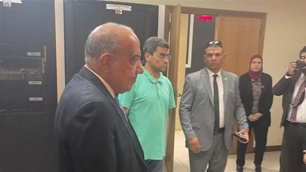 قبل وقف تخفيف الأحمال بساعات.. وزير الكهرباء يطمئن على جاهزية محطات الإنتاج قام اليوم الدكتور محمود عصمت وزير الكهرباء والطاقة المتجددة بزيارة مفاجئة