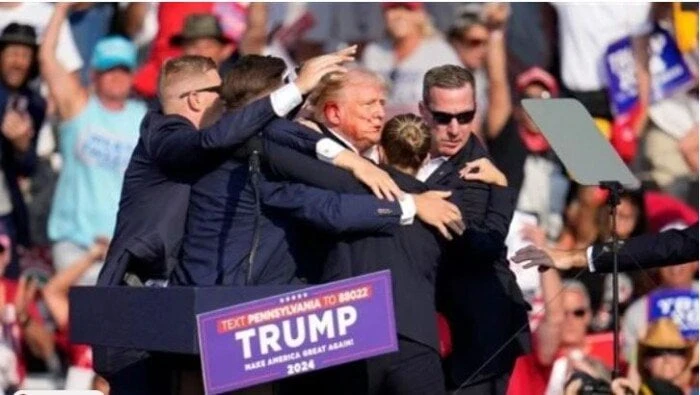 ترامب يغادر المستشفى بعد تلقيه العلاج.. وبايدن يقطع إجازته ويعود لواشنطن غادر دونالد ترامب، الرئيس الأمريكي السابق، المستشفى بعد تعرضه لإطلاق النار