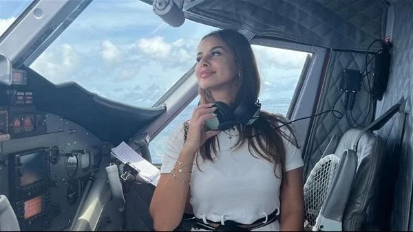 كابتن طيار.. منة عرفة تثير الجدل من داخل كابينة طائرة تعرف على التالي كابتن طيار.. منة عرفة تثير الجدل من داخل كابينة طائرة، ظهرت الفنانة الشابة منة عرفة، بصورة أثارت جدلا واسعا عل