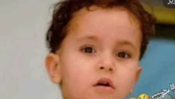 بيلعب مع اصدقائه سقط من على السلم وصيب بنزيف في المخ وكسر فى الجمجمه لقي طفل في العقد الأول من العمر مصرعه، متأثرا بإصابته بنزيف في المخ وكسر في