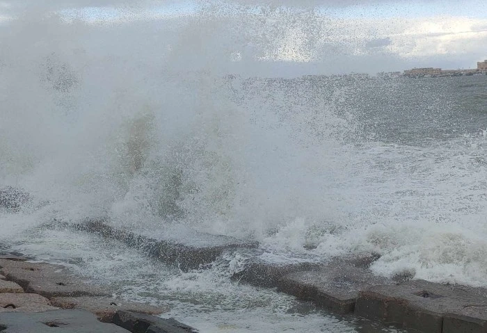 ارتفاع الأمواج وعلاقتها بتسونامي البحر المتوسط؟ الأرصاد تكشف حذر الدكتور محمود القياتي عضو المركز الإعلامي بالهيئة العامة للأرصاد الجوية من ارتفاع