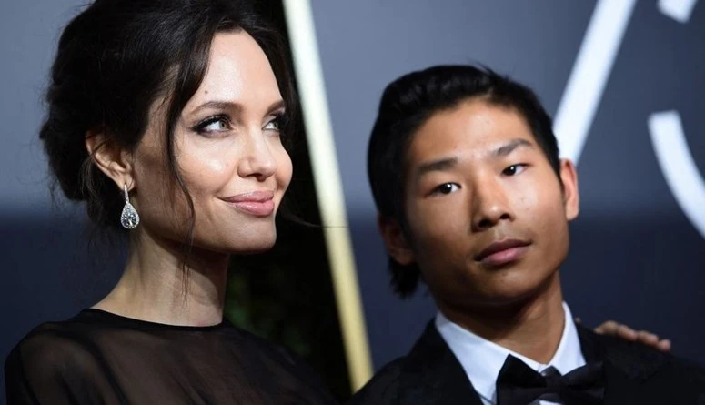 ابن أنجلينا جولي وبراد بيت يتعرض لحادث تصادم... حالته مستقرةتعرض ابن الممثلين الأميركيين أنجلينا جولي وبراد بيت، باكس، لحادث تصادم يوم الاثنين بين